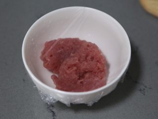 莲藕肉丸,放入保鲜膜，放入冰箱冷藏一会可以增加肉的粘性