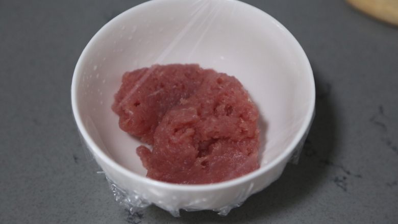 莲藕肉丸,放入保鲜膜，放入冰箱冷藏一会可以增加肉的粘性