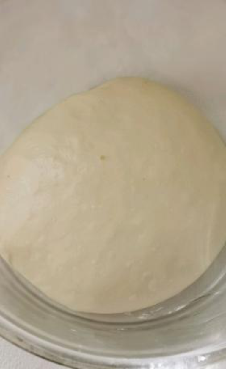 榨菜牛肉丸锅盔,用手揉搓成团后28度发酵1小时左右，接近1.5-2倍大即可（不需要将面团揉出光滑表面状态，发酵的过程中，面筋会慢慢形成，表面会变得光滑）。