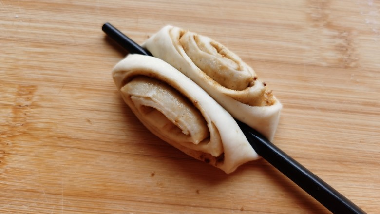 红糖花卷,取一个面剂，用筷子从面剂中间往下压到底。