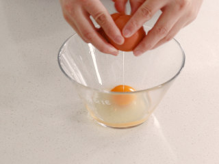薯片鸡翅,在玻璃碗中打入两个鸡蛋
