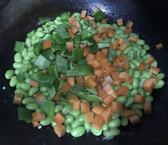 毛豆炒鸡丁,下入切好的青椒丁、胡萝卜丁