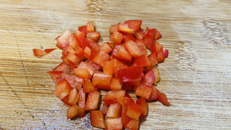 毛豆烧茄子,红椒洗净切丁