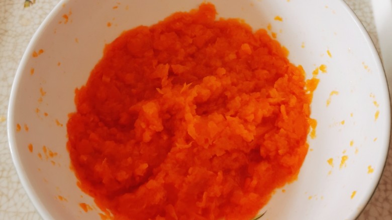 胡萝卜馒头,碾压成颗粒状