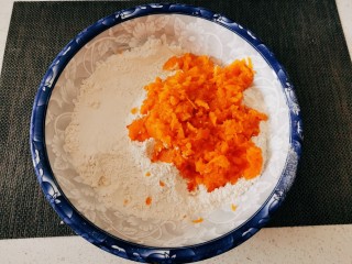 胡萝卜馒头,放入面粉中 同时加入酵母粉和白糖