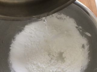 蝴蝶造型蒸饺,澄粉 玉米淀粉混合 加入开水