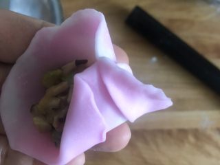 蝴蝶造型蒸饺,折叠处捏和