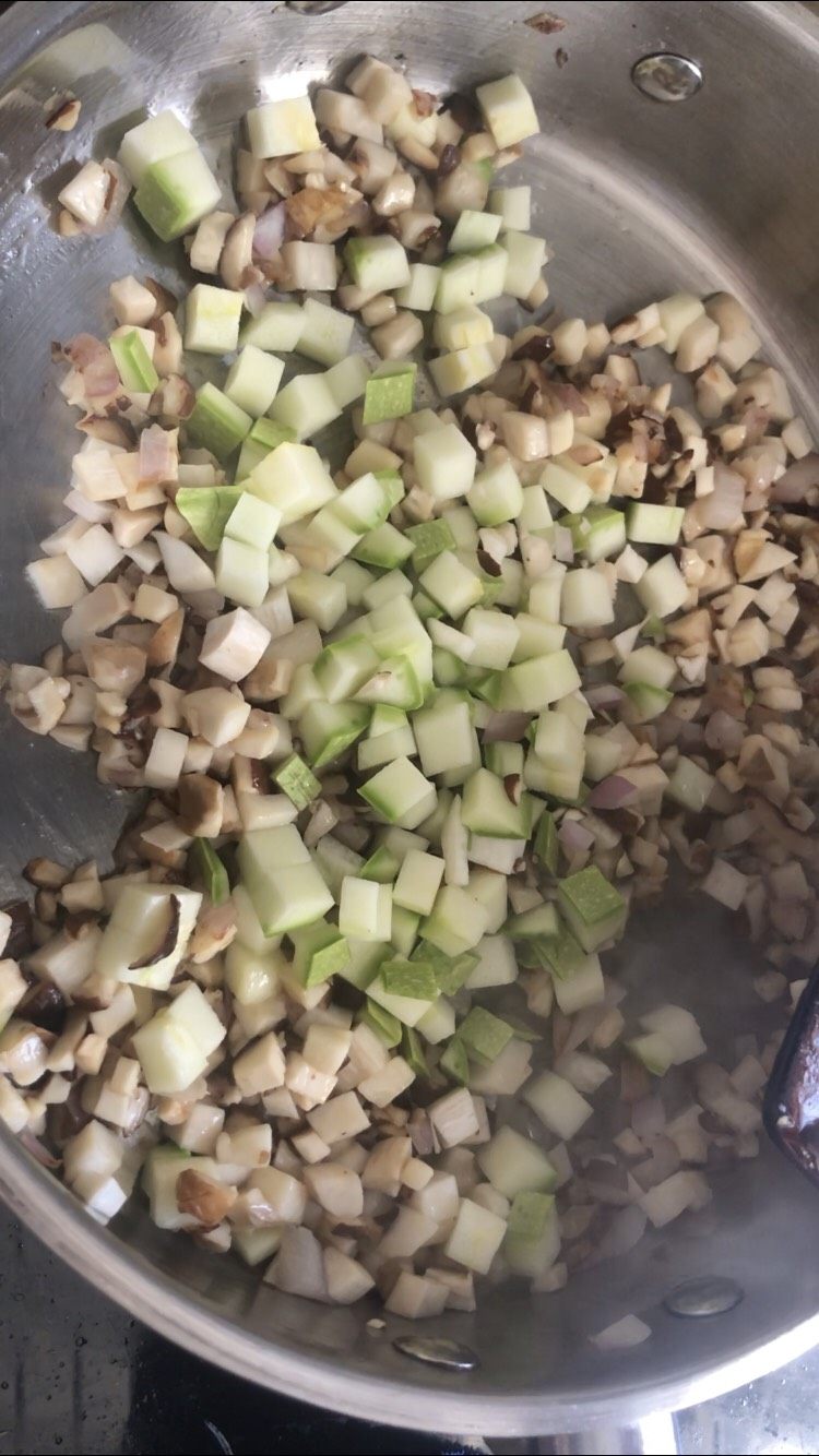 蝴蝶造型蒸饺,锅中放入适量的油 加入蔬菜丁翻炒