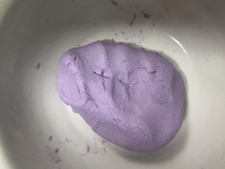 紫薯芝麻饼,下手揉成光滑的面团