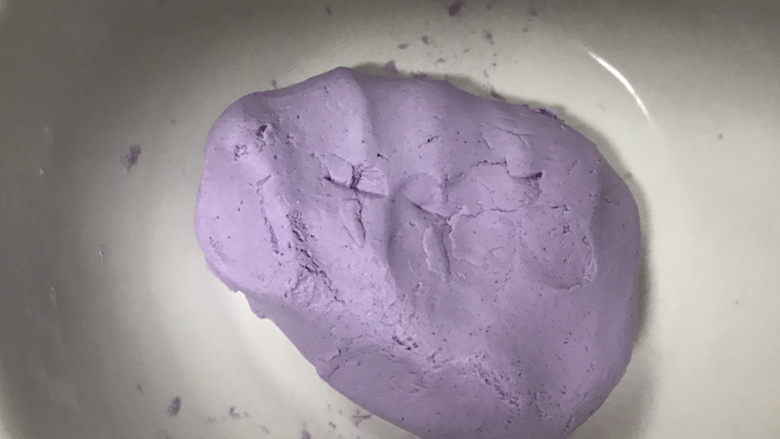 紫薯芝麻饼,下手揉成光滑的面团