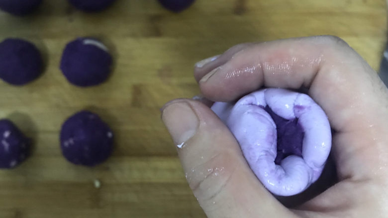 紫薯芝麻饼,最后收口慢慢变小，直到看不到紫薯馅，把收口捏紧揉圆