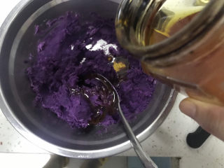 紫薯芝麻饼,加入蜂蜜搅拌均匀