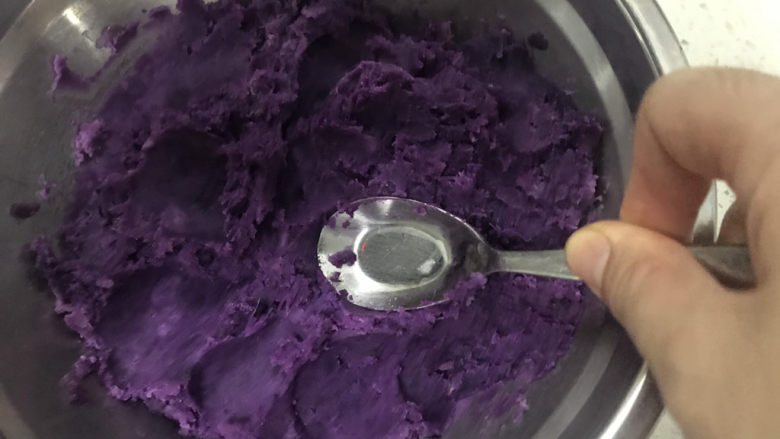 紫薯芝麻饼,然后压成泥状