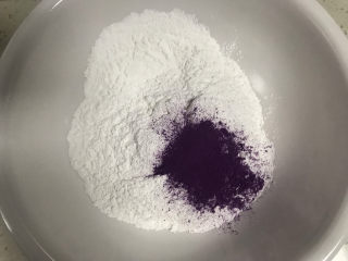 紫薯芝麻饼,糯米粉中加入紫薯粉