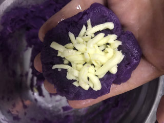 紫薯芝麻饼,手上抹油，揪一块紫薯泥揉圆按扁包入芝士碎