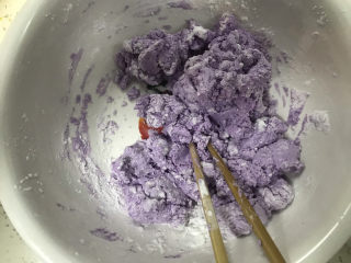 紫薯芝麻饼,加入适量水，边加水边用筷子搅拌成团