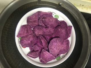 紫薯芝麻饼,紫薯切片上锅蒸熟