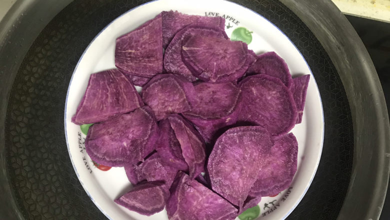 紫薯芝麻饼,<a style='color:red;display:inline-block;' href='/shicai/ 2643'>紫薯</a>切片上锅蒸熟