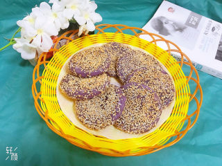 紫薯芝麻饼,盛出来即可，紫薯芝麻饼完成！