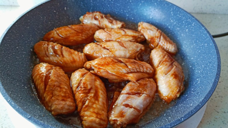 干锅麻辣鸡翅,热锅热油下鸡翅煎。