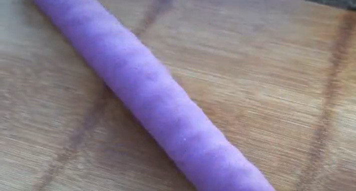 紫薯芝麻饼,醒好的面团搓成长条，再切成小剂子
