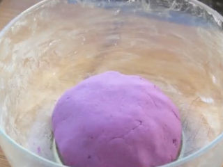 紫薯芝麻饼,做好的紫薯面团静置一会，让它醒一会
