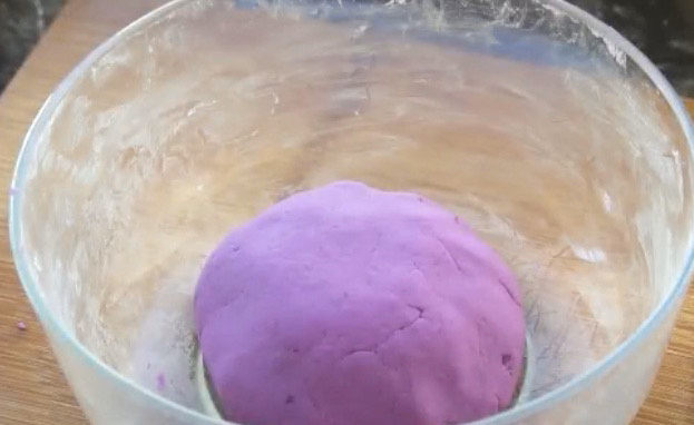 紫薯芝麻饼,做好的紫薯面团静置一会，让它醒一会