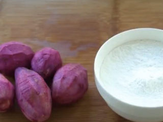 紫薯芝麻饼,准备下材料，紫薯去皮备用，糯米粉撑好备用