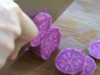 紫薯芝麻饼,紫薯要切成这样薄一点的片状，这样容易熟