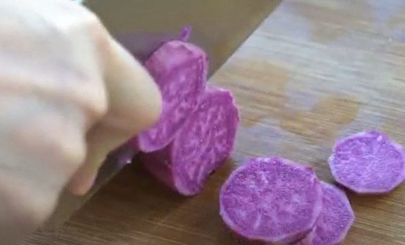 紫薯芝麻饼,紫薯要切成这样薄一点的片状，这样容易熟