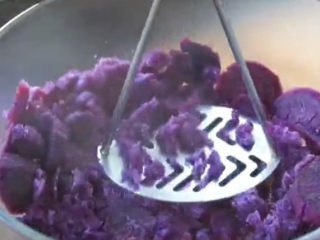 紫薯芝麻饼,蒸熟的紫薯压成泥，也可以用擀面杖之类的擀成泥