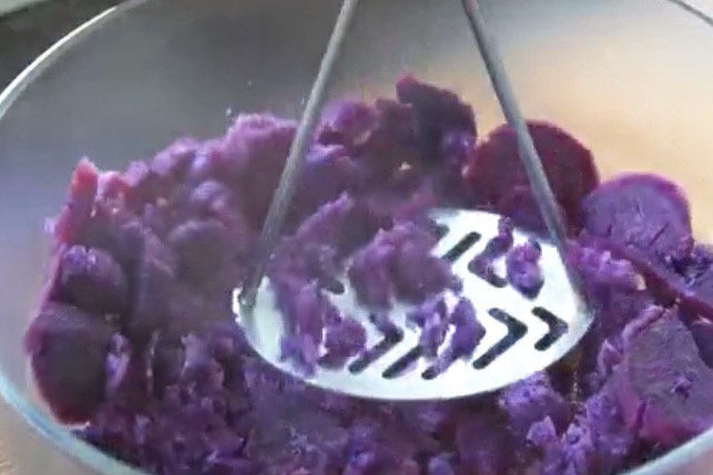 紫薯芝麻饼,蒸熟的紫薯压成泥，也可以用擀面杖之类的擀成泥