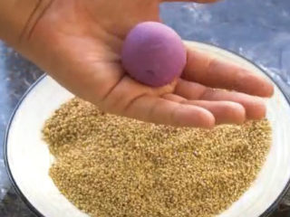 紫薯芝麻饼,取一个小剂子揉成光滑小球
