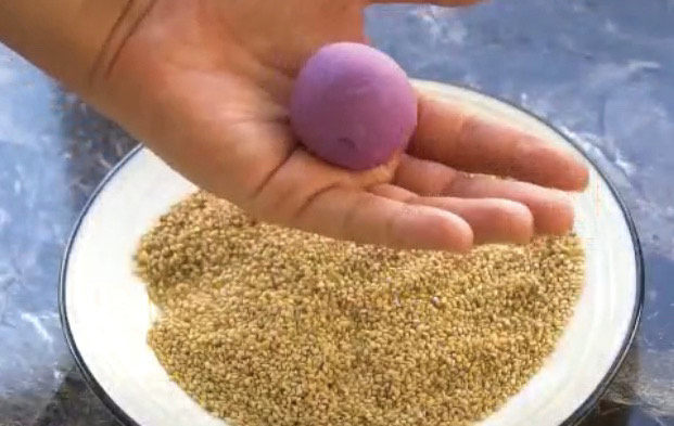 紫薯芝麻饼,取一个小剂子揉成光滑小球