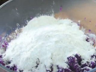 紫薯芝麻饼,加入糯米粉，抓均匀