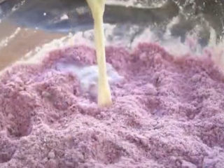 紫薯芝麻饼,然后加入适量牛奶，一次少加一点，就像和面一个道理，直到可以揉成一个光滑的面团就行了
