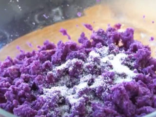 紫薯芝麻饼,紫薯泥中加入一勺砂糖，紫薯本来有甜味，想吃多甜自己把握