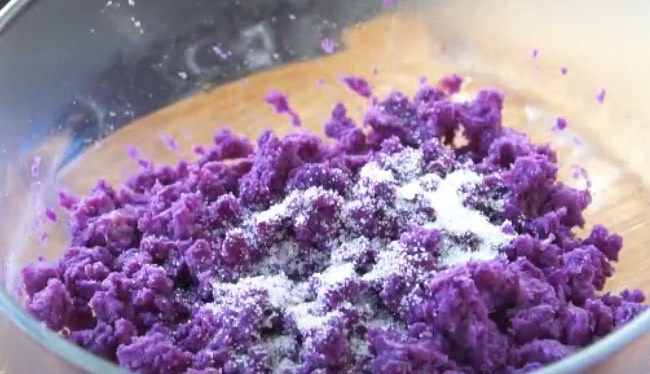 紫薯芝麻饼,紫薯泥中加入一勺砂糖，紫薯本来有甜味，想吃多甜自己把握
