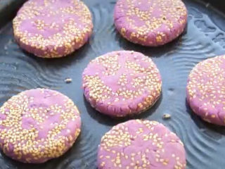 紫薯芝麻饼,电饼档刷一层油，下紫薯饼小火煎。没有电饼档，用平底锅煎也是一样的