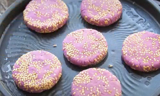 紫薯芝麻饼,电饼档刷一层油，下紫薯饼小火煎。没有电饼档，用平底锅煎也是一样的