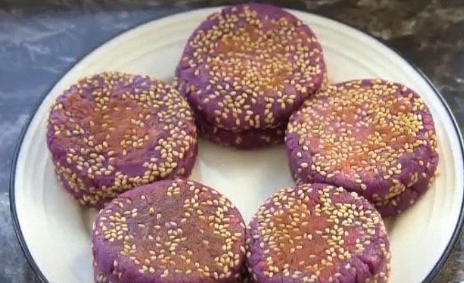 紫薯芝麻饼,这个紫薯饼还很适合小朋友吃，家里有小朋友的可以试试这个做法。
