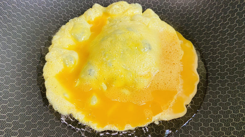金针菇炒蛋,起油锅倒入鸡蛋液