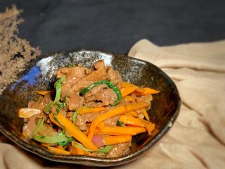 胡萝卜炒牛肉,出锅