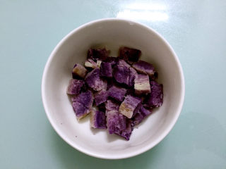 紫薯挞,紫薯蒸熟后去皮切成小块备用