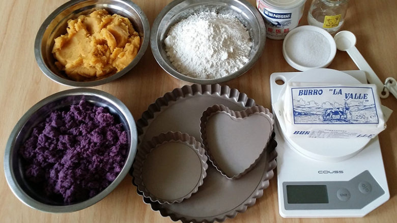 紫薯挞,备好食材，紫薯和红薯提前去皮、蒸熟压成泥备用　