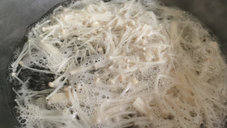 金针菇炒蛋,锅里加水煮开，放入金针菇焯水，去除金针菇里的异味。