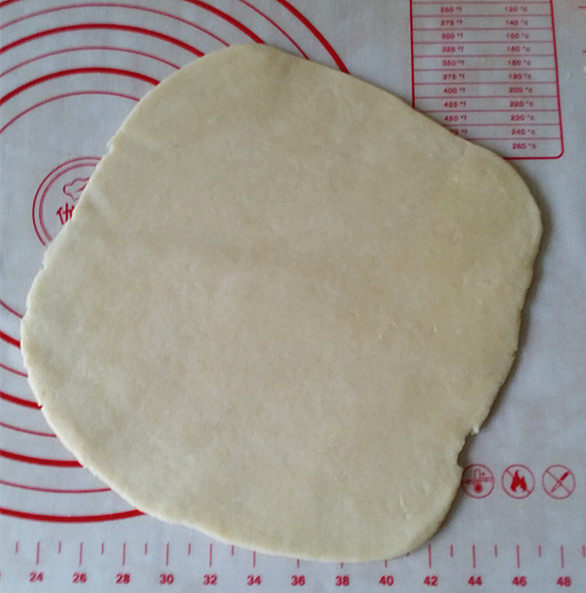 紫薯挞,取出面团，用擀面杖擀开，擀成一个厚度适中的面饼
