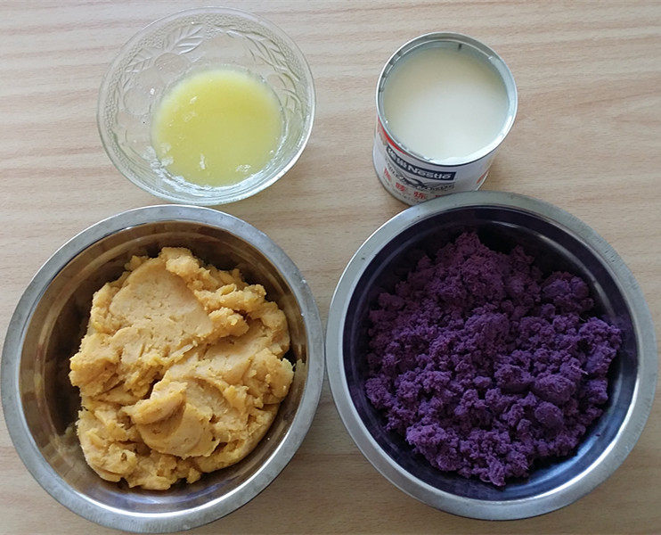紫薯挞,此时来准备紫薯馅和红薯馅，并将黄油融化好