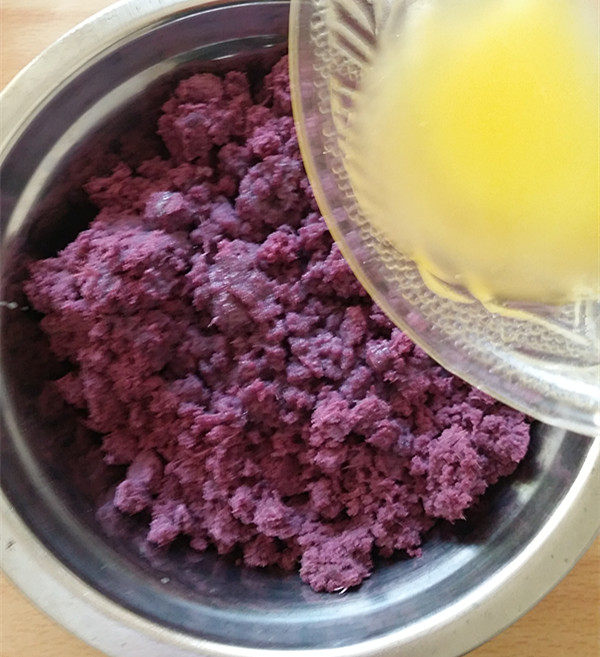 紫薯挞,放入25克黄油、清水和少许<a style='color:red;display:inline-block;' href='/shicai/ 919'>柠檬汁</a>，搅拌成细滑的紫薯馅