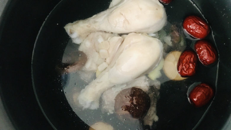 金汤花胶鸡,倒入500毫升清水加入红枣炖煮一个半小时